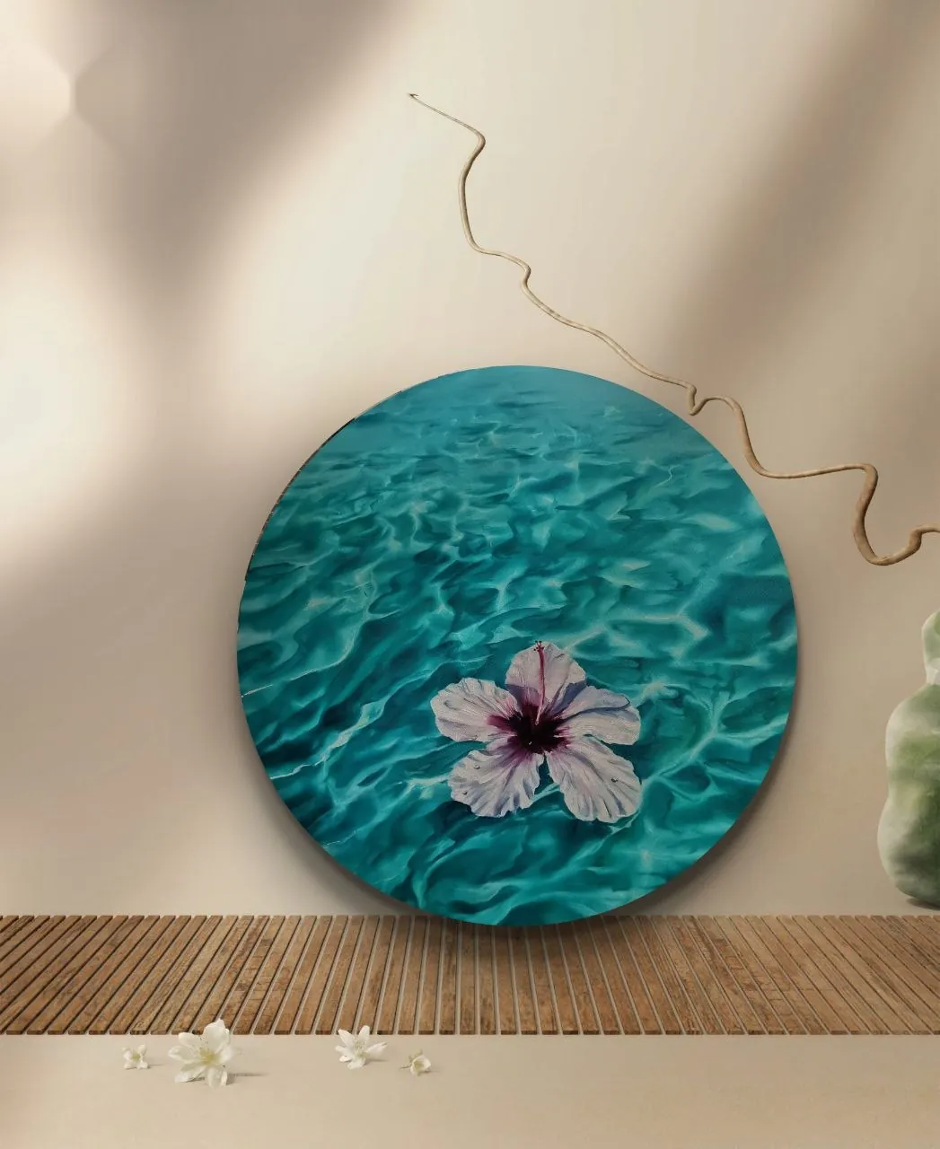 Картина «Hibiscus» в интерьере — Круглое тондо над деревянной панелью — круг смягчает прямые линии комнаты